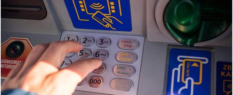 Od zmiany w bankomatach minął już ponad miesiąc, a Polacy nadal zaskoczeni. Wielu nadal się mocno dziwi przy wypłacie