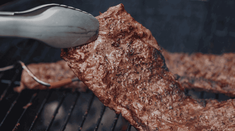 Jak grillować mięso, aby było soczyste? Garść najważniejszych porad