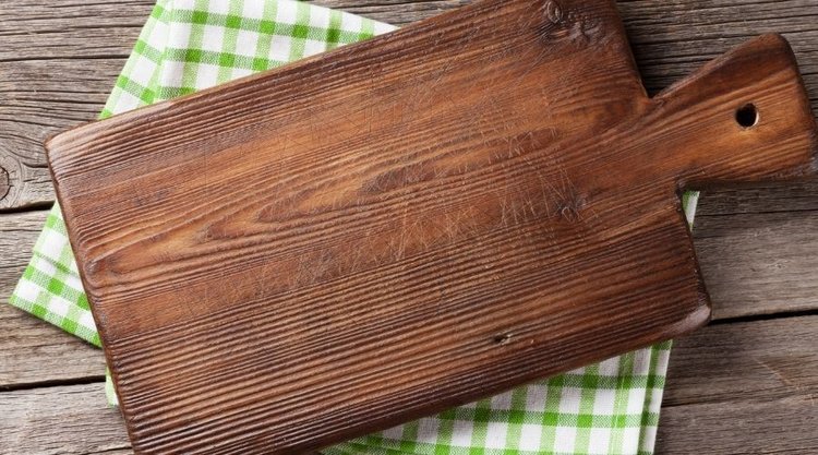 Dlaczego warto włożyć deskę do krojenia do lodówki? Powody mogą zaskoczyć