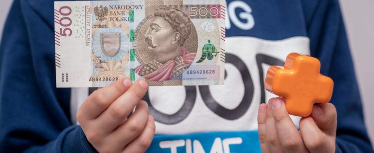 500 plus w większości do kieszeni bogatszych. Dostają dwa razy więcej