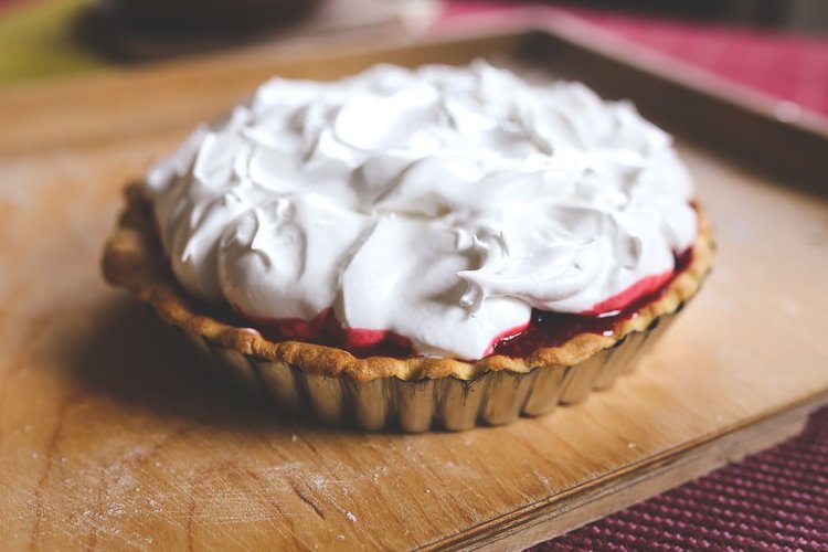 Tarta z budyniem, porzeczkami i bezą