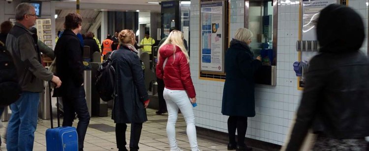 Anglicy też szykują się na lockdown. Ustawiają się w kolejkach za jedną rzeczą
