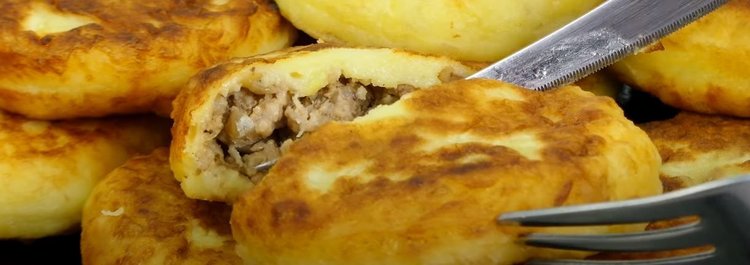 Placki ziemniaczane po rosyjsku skrywają obłędne nadzienie. Z łatwością je zrobisz, smakują jak ambrozja
