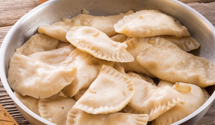 Dodajesz do farszu na pierogi ruskie ziemniaki i twaróg? Sięgnij po jeszcze 1 cudowny dodatek