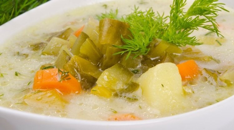 Niezawodny przepis na kultową zupę ogórkową