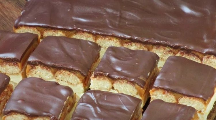 Przepyszne ciasto bez pieczenia Twix. Prosty i tani deser 
