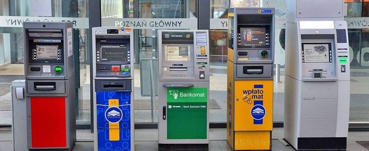 W weekend lepiej postaw na gotówkę. Wiele banków po prostu stanie