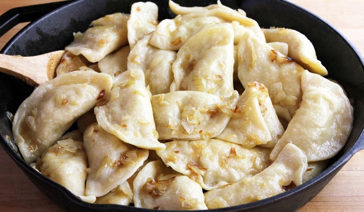 Jak najszybciej i najlepiej odgrzać pierogi? 1 sposób zachwyci wszystkie gospodynie