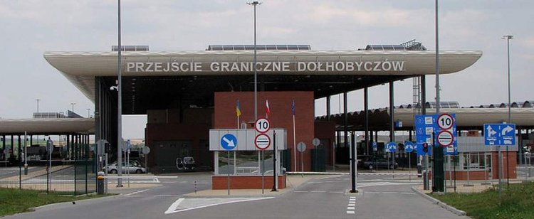 Polacy masowo wymeldowują się z kraju. Wygrywa strach przed obowiązkiem zapłacenia fortuny
