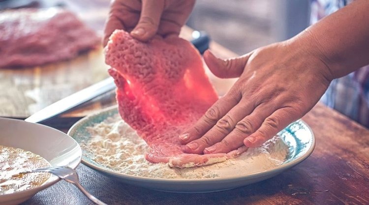 Jak zrobić kotlety schabowe w puszystej i chrupiącej panierce? Mamy najlepsze sposoby