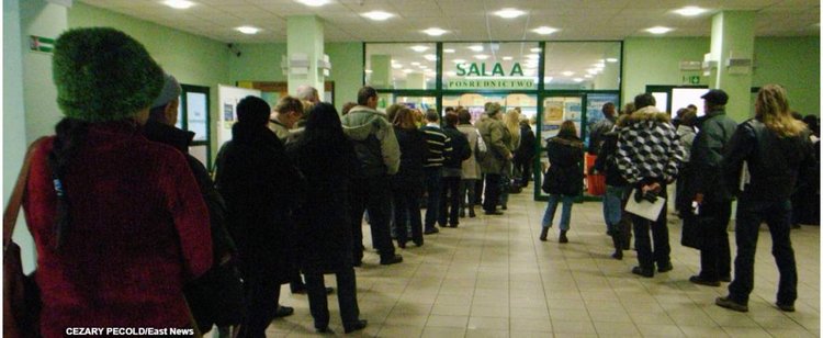 Redukcja miejsc pracy, obniżki pensji. Rzeczywistość w Polsce dużo gorsza niż na suchych liczbach