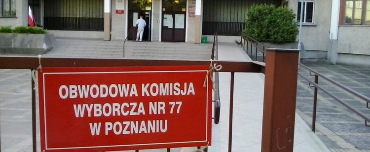 Lokale wyborcze - godziny otwarcia. Jakich będą obostrzenia? Co jeśli utkniemy w kolejce przed zamknięciem lokalu?