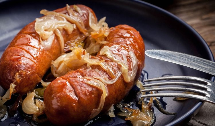 Prosty i tani pomysł na obiad, czyli kiełbasa smażona z cebulą. Smak jak sprzed lat