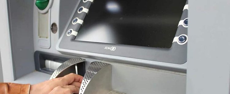 Urządzenie połknęło kartę i nie wydało pieniędzy. Co zrobić, gdy bankomat zatrzymuje kartę?