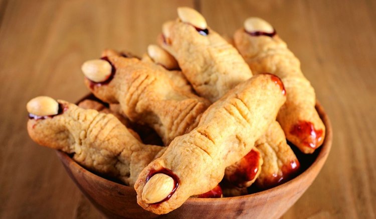 Strasznie smaczne ciastka “Paluchy wiedźmy” są halloweenowym hitem. Mamy przepis