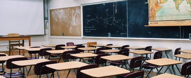 Dzieci wróciły do szkół i już przeszły na naukę zdalną. Koronawirus nie odpuszcza