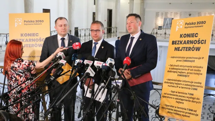Polska 2050 chce walki z hejtem. Pomysł wzbudza wątpliwości