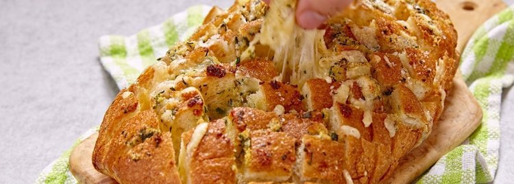 Zapieczony chlebek czosnkowy – przepis na danie z czerstwego pieczywa