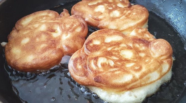 Delikatne, a zarazem wyrośnięte racuchy na bazie jogurtu