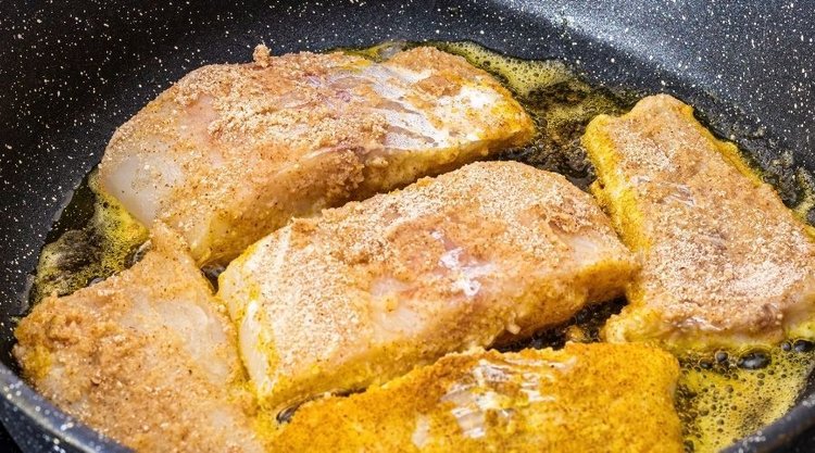 Jak usmażyć mrożony filet z ryby, żeby wyszedł chrupiący i nie rozpadł się na patelni?
