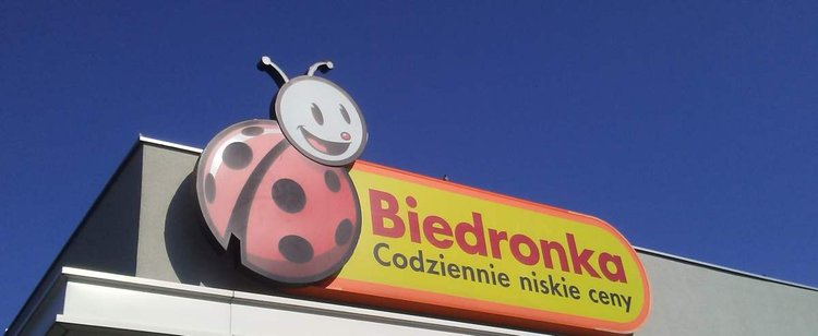 Biedronka rekrutuje do pracy w nadmorskich kurortach. Sieciówka kusi wakacjami połączonymi z pracą