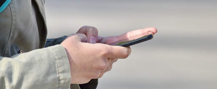 Proszą w SMS-ie o dopłatę 1 zł do przesyłki. Policja ostrzega przed oszustami