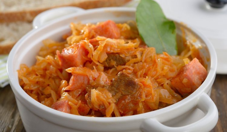 Szybki bigos w sam raz na ciepłe dni. Bez dodatku kiszonej kapusty 