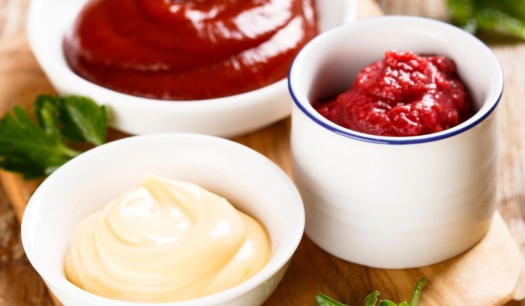 Jak długo można trzymać w lodówce otwarty majonez czy ketchup? Rozwiewamy wątpliwości