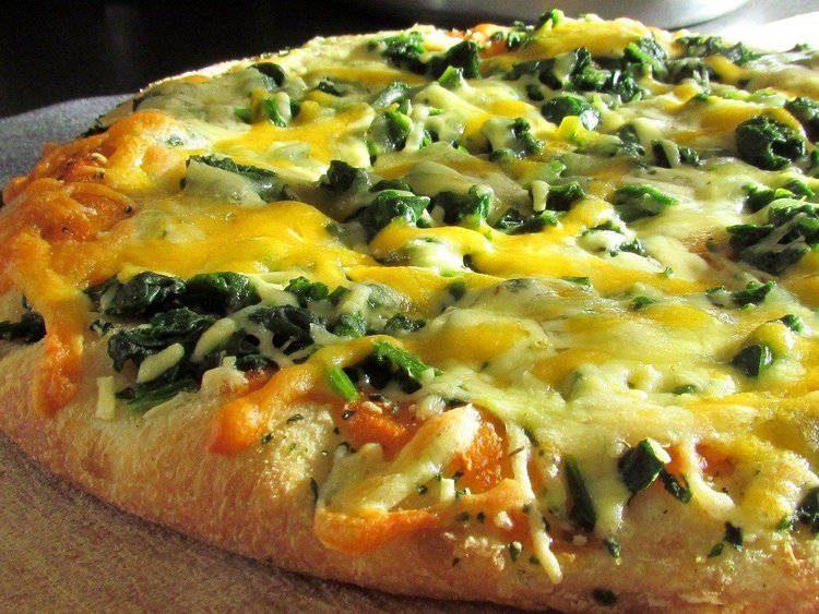 Pizza ze szpinakiem, szynką i pomidorami