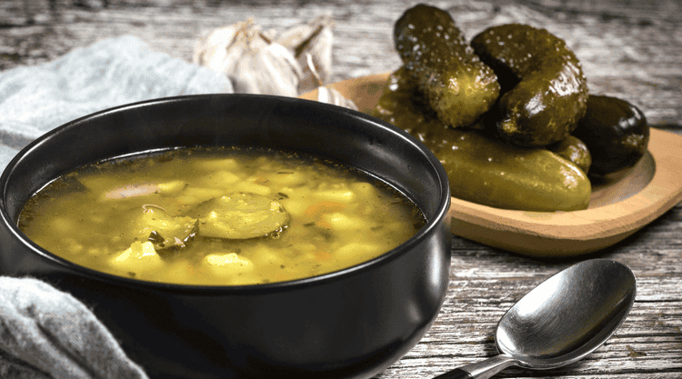 Zupa ogórkowa z nietypowym dodatkiem jajka