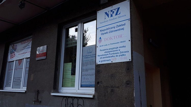 NFZ dokonał kalkulacji. Wiemy, ile kosztuje leczenie po przejściu koronawirusa