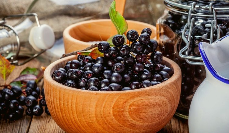 Wyjątkowy patent na sok z aronii. Dodatek liści wiśni podkręci jego smak