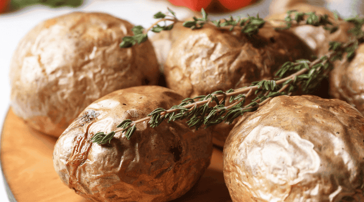 Pieczone ziemniaki w piekarniku w mundurkach 