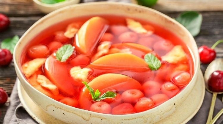 Kultowa zupa owocowa. Niezapomniany smak ze wspomnień i dzieciństwa