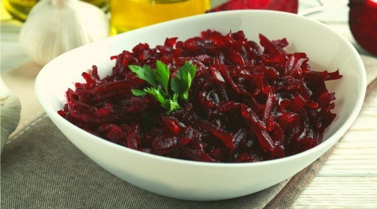 Niezawodny przepis na buraczki z czosnkiem i śmietaną