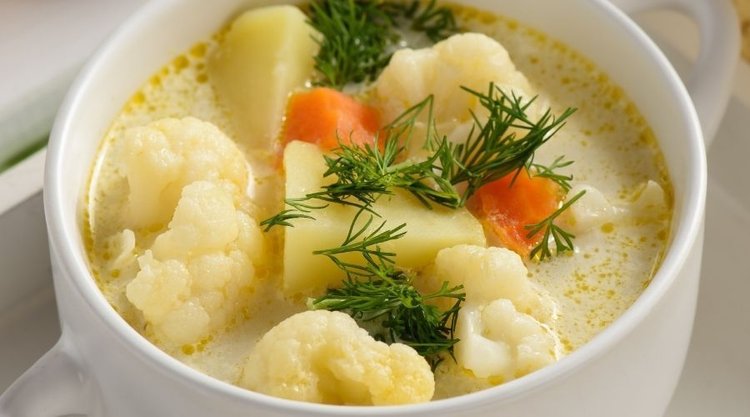 Szybka zupa kalafiorowa z młodymi ziemniakami