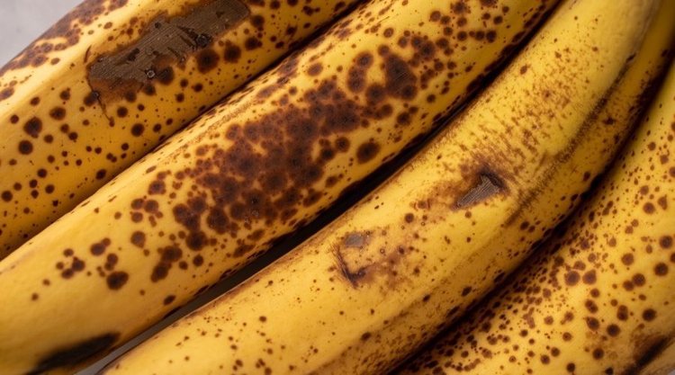 Co oznaczają brązowe plamy na bananie?