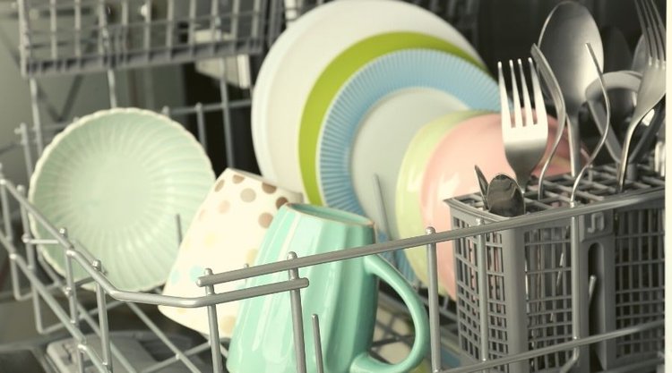 Zmywarka nie domywa naczyń z resztek jedzenia? Zdradzamy, jak można rozwiązać problem