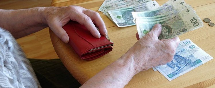 1 na 3 seniorów woli emeryturę do ręki, niż na konto. A Ty?