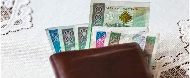 Polacy kitrają gotówkę w skarpetach. Stawiają na jeszcze jedną formę oszczędności