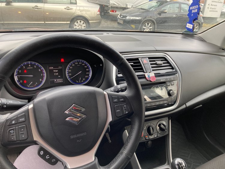 Policja przestrzega kierowców. Za źle odśnieżone auto grożą wysokie mandaty