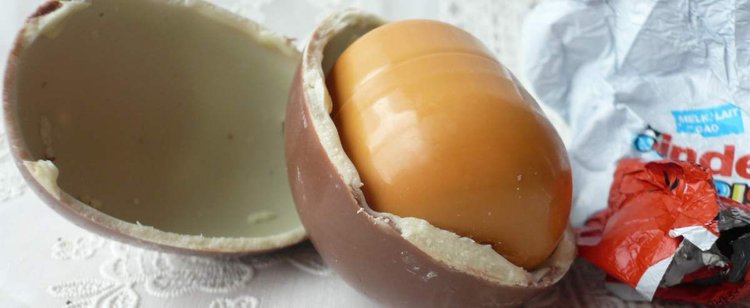 Dlaczego środek Kinder Niespodzianki ma żółty kolor?