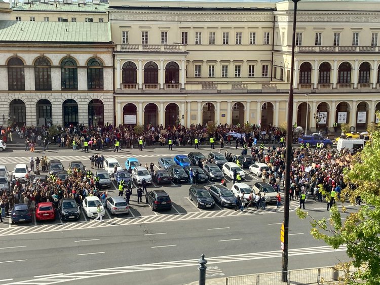 Tłumy w samym centrum Warszawy. Trwa manifestacja