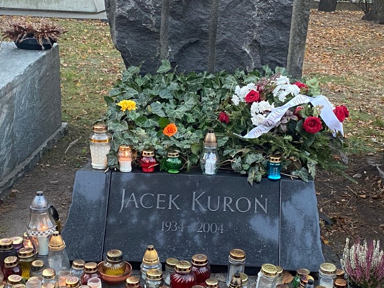 Grób Jacka Kuronia w dniu Wszystkich Świętych 