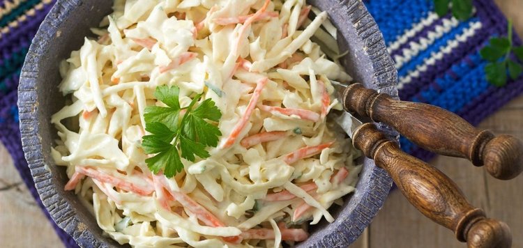 Najlepsza surówka z kapusty z majonezem i soczystymi dodatkami