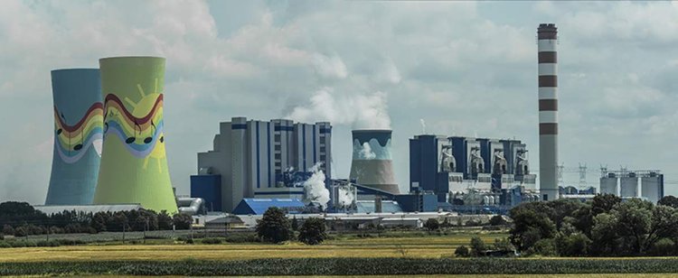 Sasin pod ostrzałem Greenpeace. Napis na kominie mówi sam za siebie