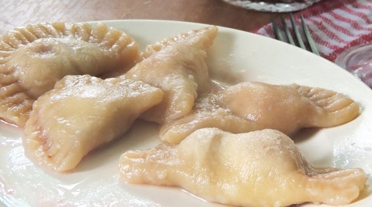 Pyszne pierogi z rabarbarem. Wspaniała propozycja na wiosenny obiad