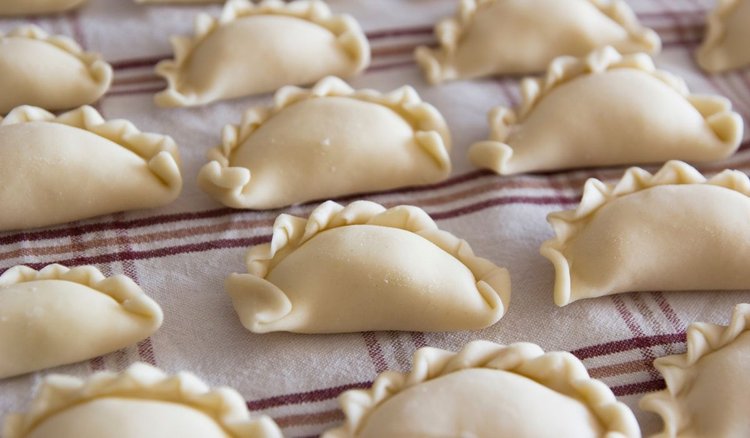 Pierogi z mięsem, kapustą, czy ruskie? Jest 100 razy lepsza opcja, w roli głównej uwielbiany smakołyk Polaków