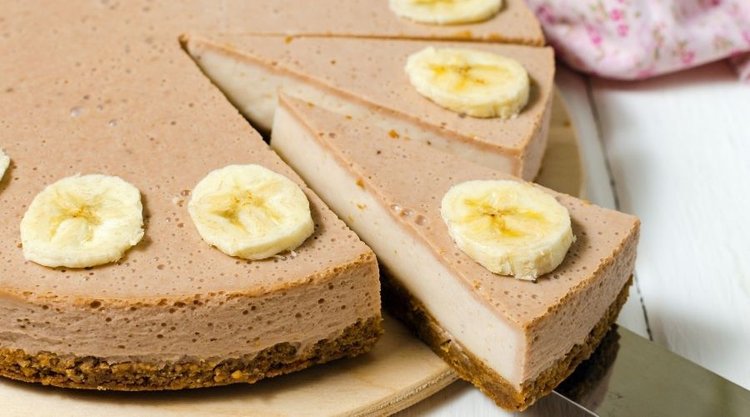 Błyskawiczny sernik bananowy bez pieczenia z 5 składników