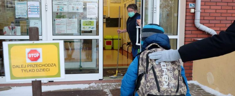 Rodzice znaleźli sposób na obostrzenia. Dziecko mogą wysłać do szkoły jednym pismem